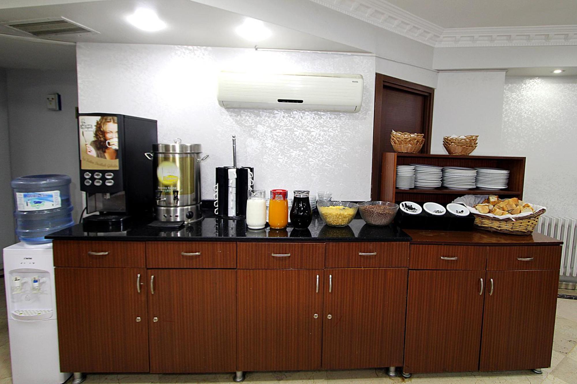 Lyon Hotel Истанбул Екстериор снимка